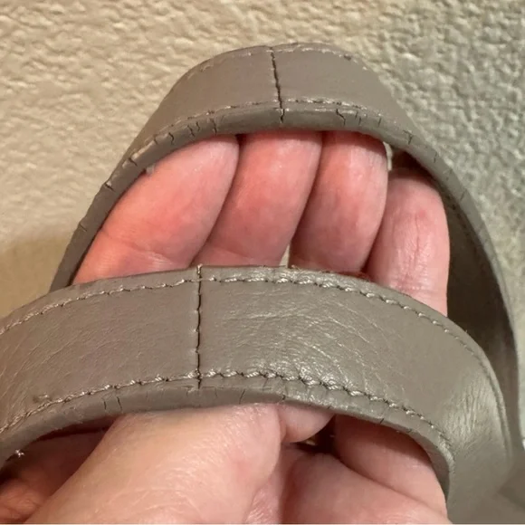 Cuyana 13” System Tote with laptop sleeve and adjustable strap - Picture 14 of 14